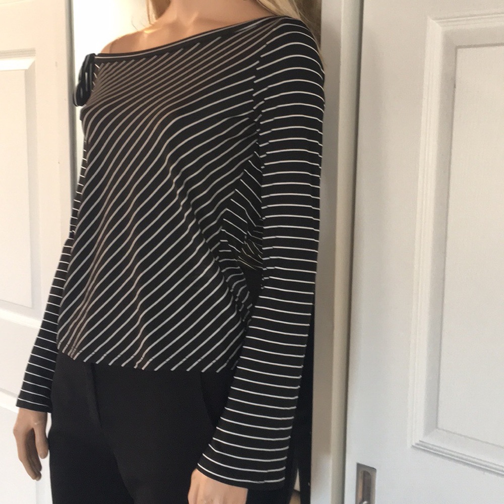 Adorable Mandee Blk & Wht Strip Top. - Picture 4 of 6